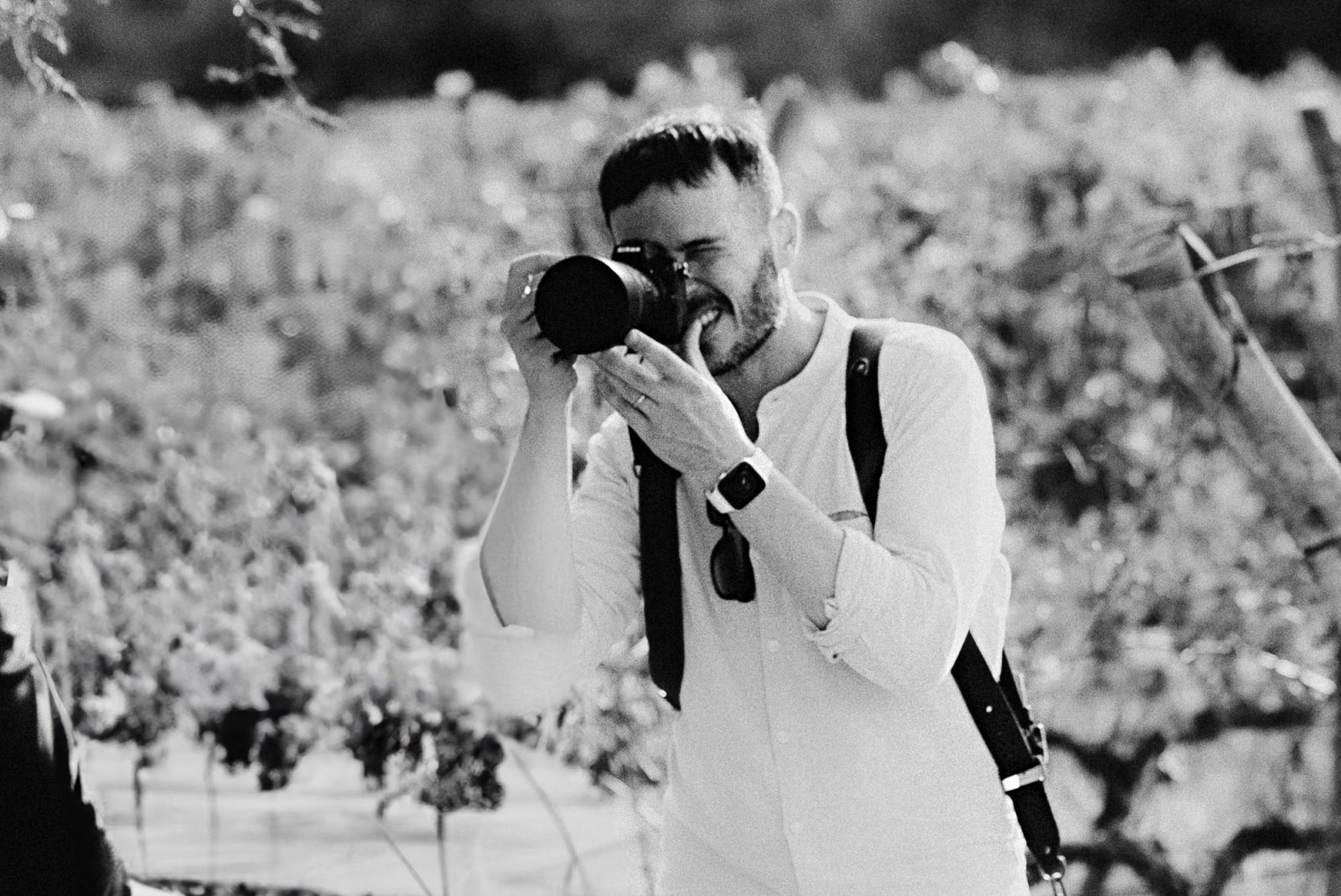 Ariel Novak fotografiando una ceremonia de boda en un viñedo de Cafayate, Argentina.